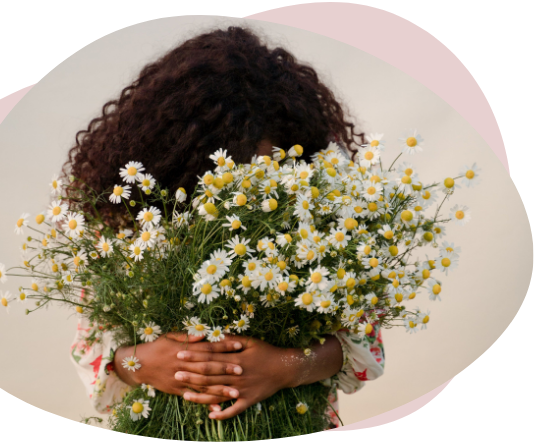 Personne tenant des fleurs